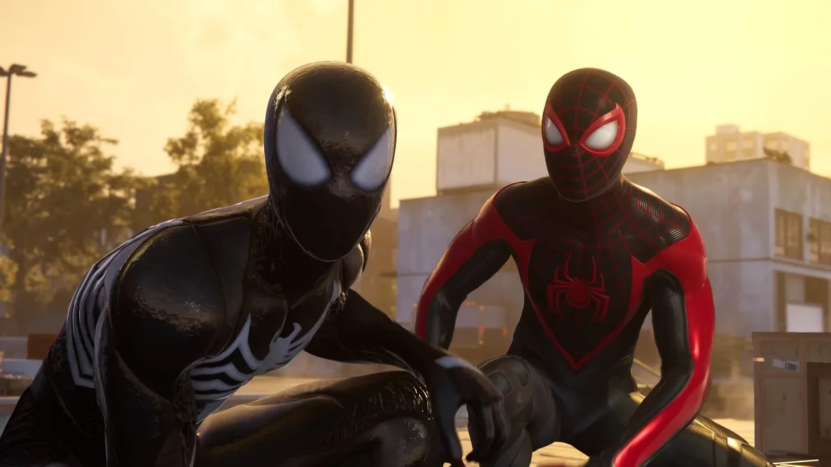 Miles Morales ao lado de Peter com o simbionte